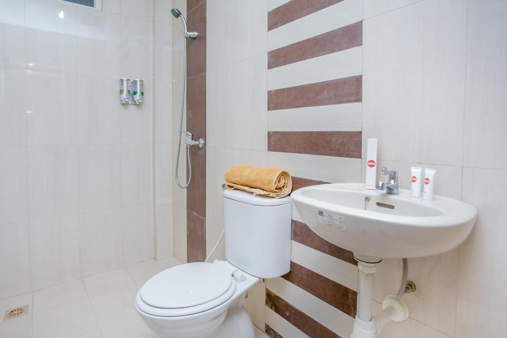 Hotel Oyo 850 Lapan Lapan à Banjarmasin  Extérieur photo
